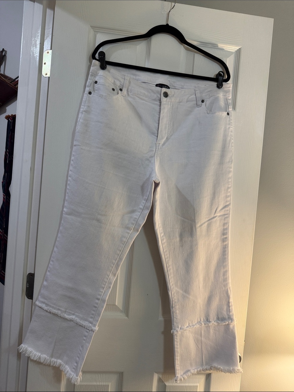 Women's White Frayed Hem Cropped Jeans